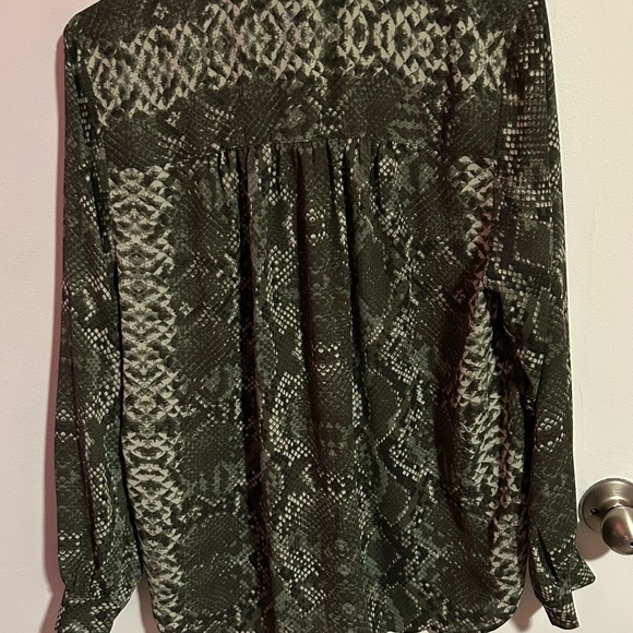 NWT H&M Green Snakeskin Print Button Down Shirt - Picture 8 of 8